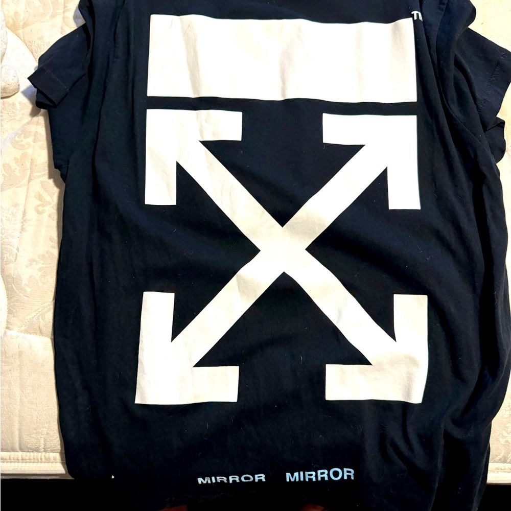 XL OFF WHITE TEE 8/10 CONDITION! PERFECT TEE TO SHOW OFF DURING THE SUMMER